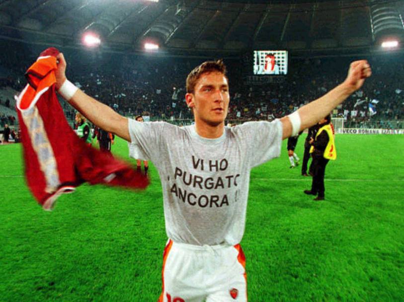 11 aprile 1999 - Roma-Lazio 3-1. Totti segna al 90&#39; ed esulta a fine partita sfoggiando una maglietta con la scritta: “Vi ho purgato ancora”